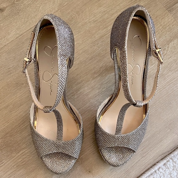 Jessica Simpson Bansi platform gold heels - Picture 2 of 9